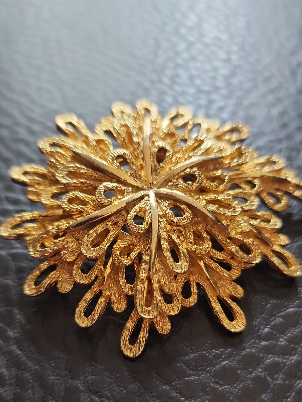 VTG Gold Floral Statement Brooch - Elegant Women’s Jewelry